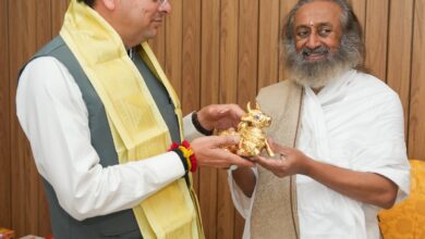 मुख्यमंत्री पुष्कर सिंह धामी ने ऋषिकेश में श्री श्री रविशंकर जी से शिष्टाचार भेंट कर उनका आशीर्वाद प्राप्त किया