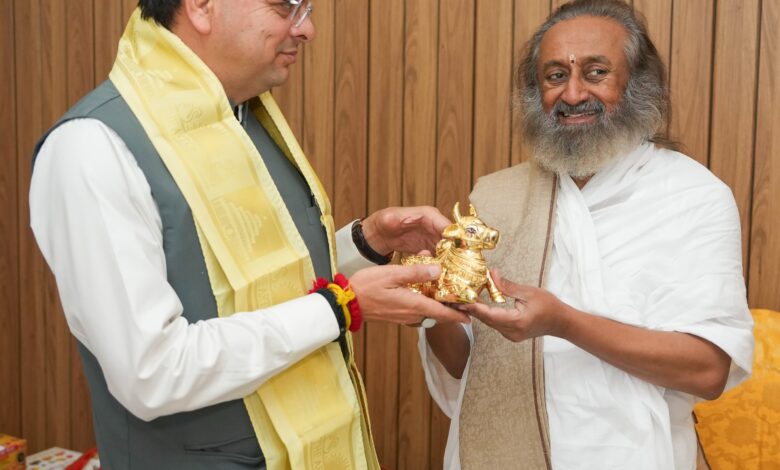मुख्यमंत्री पुष्कर सिंह धामी ने ऋषिकेश में श्री श्री रविशंकर जी से शिष्टाचार भेंट कर उनका आशीर्वाद प्राप्त किया