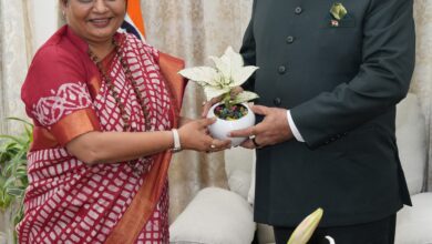 राज्यपाल गुरमीत सिंह से बुधवार को लोक भवन में ऋतु खंडूड़ी भूषण ने शिष्टाचार भेंट की