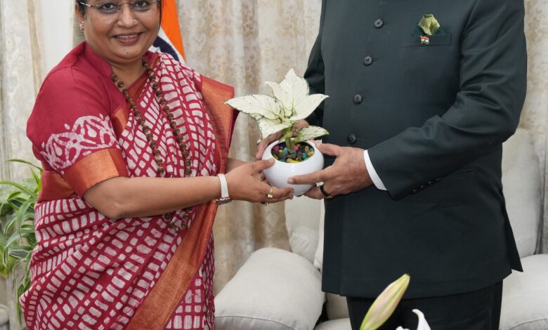राज्यपाल गुरमीत सिंह से बुधवार को लोक भवन में ऋतु खंडूड़ी भूषण ने शिष्टाचार भेंट की