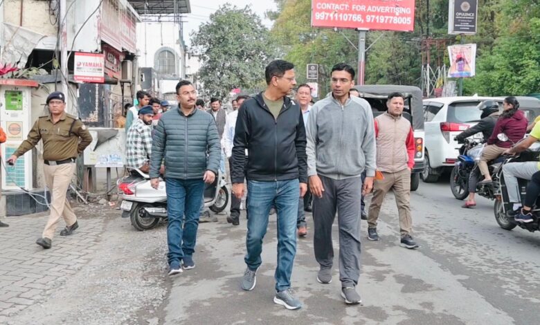 देहरादून में रोड कटिंग के बाद रेस्टोरेशन कार्यों का सख्त निरीक्षण, लापरवाही पर कार्रवाई के निर्देश