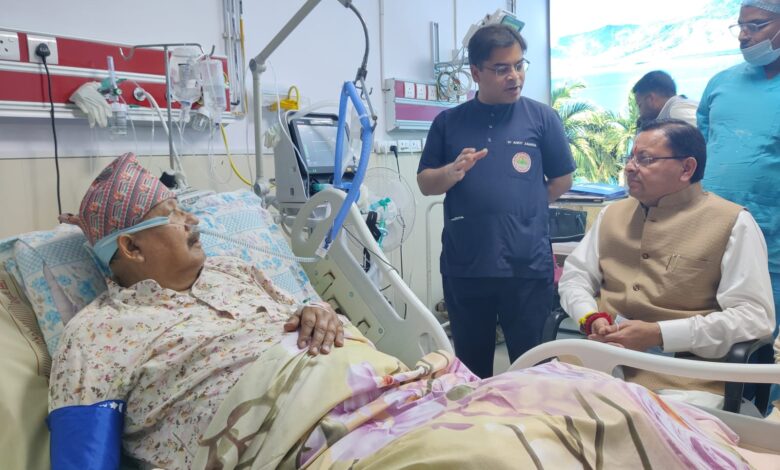 सीएम धामी ने ऐम्स ऋषिकेश में कैबिनेट मंत्री सतपाल महाराज के स्वास्थ्य की जानकारी ली
