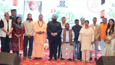 राज्यपाल ने “एक पहाड़ी ऐसा भी” अवार्ड्स में लोगों को किया सम्मानित