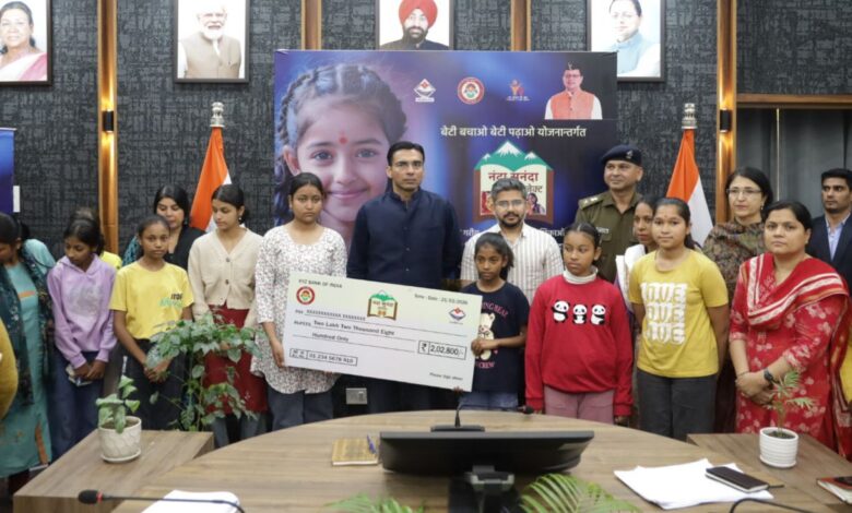 नवरात्र के पावन अवसर पर  डीएम ने की देवियों की स्तुति; 10 बालिकाओं की शिक्षा पुनर्जीवित