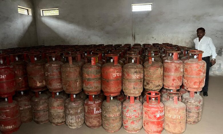 देहरादून में एलपीजी कालाबाजारी पर प्रशासन सख्त, क्यूआरटी टीमों ने संभाली कमान; होम डिलीवरी पर विशेष जोर