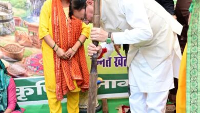 चार साल बेमिसालः परेड ग्राउंड में मुख्यमंत्री धामी ने विभागीय स्टॉलों का किया अवलोकन