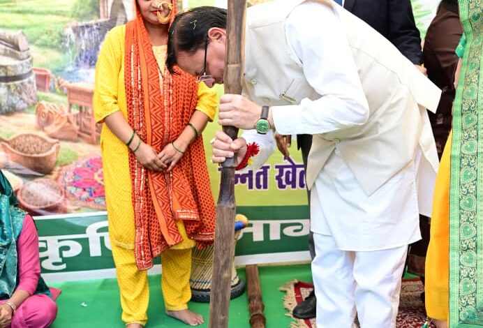 चार साल बेमिसालः परेड ग्राउंड में मुख्यमंत्री धामी ने विभागीय स्टॉलों का किया अवलोकन