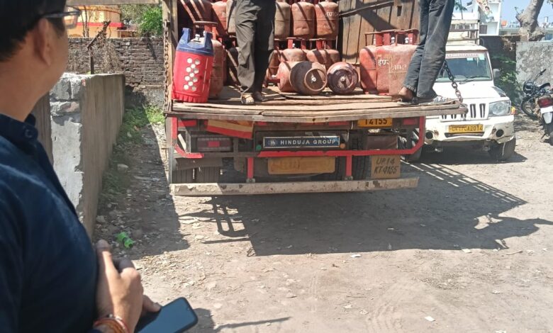 देहरादून में घरेलू एलपीजी गैस का संकट खत्म, घर-घर हो रही गैस की होम डिलीवरी देहरादून में घरेलू एलपीजी गैस का संकट खत्म, घर-घर हो रही गैस की होम डिलीवरी