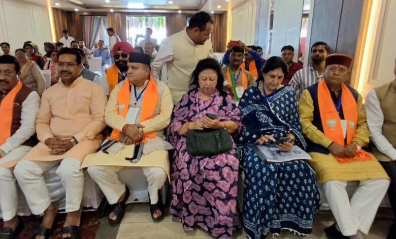 संकट में राजनीति करने वालों से जनता को सतर्क करें कार्यकर्ता: भट्ट