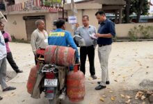 एलपीजी कालाबाजारी पर प्रशासन सख्त: 50 स्थानों पर छापेमारी, 12 सिलेंडर जब्त; केवल अनुबंधित वाहनों से ही डिलीवरी के निर्देश एलपीजी कालाबाजारी पर प्रशासन सख्त: 50 स्थानों पर छापेमारी, 12 सिलेंडर जब्त; केवल अनुबंधित वाहनों से ही डिलीवरी के निर्देश