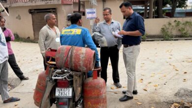 एलपीजी कालाबाजारी पर प्रशासन सख्त: 50 स्थानों पर छापेमारी, 12 सिलेंडर जब्त; केवल अनुबंधित वाहनों से ही डिलीवरी के निर्देश