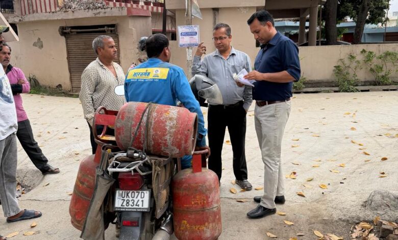 एलपीजी कालाबाजारी पर प्रशासन सख्त: 50 स्थानों पर छापेमारी, 12 सिलेंडर जब्त; केवल अनुबंधित वाहनों से ही डिलीवरी के निर्देश