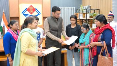 08 वर्षों से लापता पति; 02 दिव्यांग बेटियों सहित 05 बच्चों की जिम्मेदारी तले दबी मीना ठाकुर की पीड़ा हरने आया जिला प्रशासन; सीएसआर फंड से 01 लाख हस्तांतरण