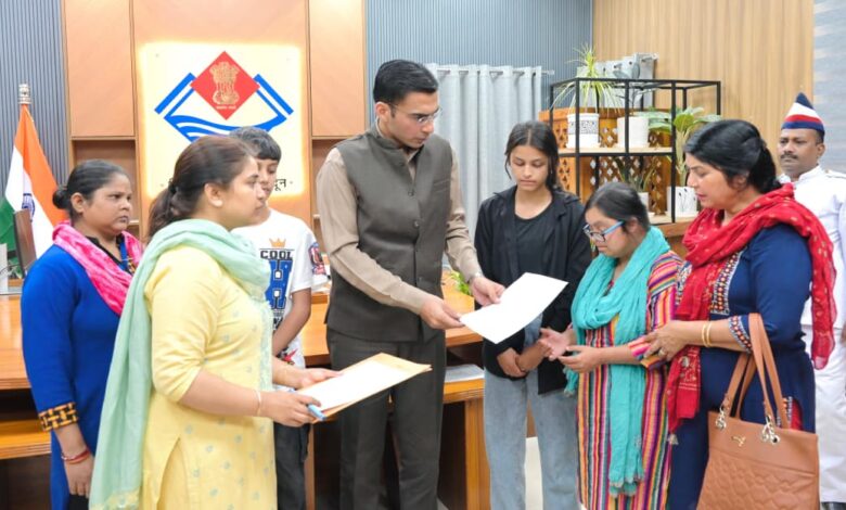 08 वर्षों से लापता पति; 02 दिव्यांग बेटियों सहित 05 बच्चों की जिम्मेदारी तले दबी मीना ठाकुर की पीड़ा हरने आया जिला प्रशासन; सीएसआर फंड से 01 लाख हस्तांतरण 08 वर्षों से लापता पति; 02 दिव्यांग बेटियों सहित 05 बच्चों की जिम्मेदारी तले दबी मीना ठाकुर की पीड़ा हरने आया जिला प्रशासन; सीएसआर फंड से 01 लाख हस्तांतरण