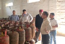 एलपीजी गैस की कालाबाजारी पर जिला प्रशासन सख्त, गैस एजेंसियों का औचक निरीक्षण