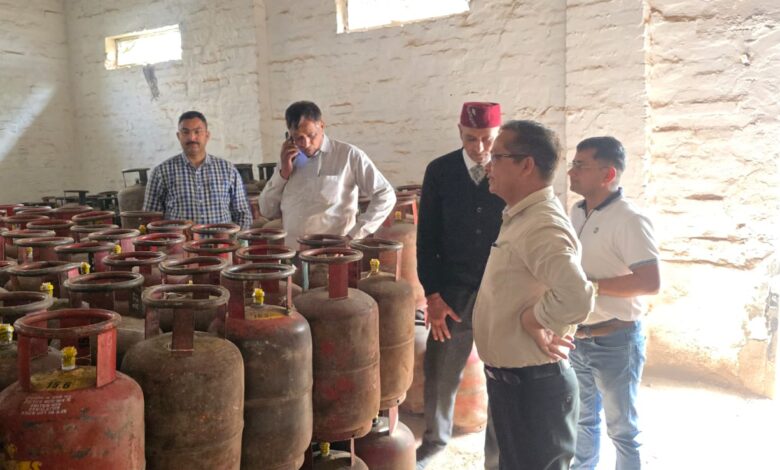 एलपीजी गैस की कालाबाजारी पर जिला प्रशासन सख्त, गैस एजेंसियों का औचक निरीक्षण