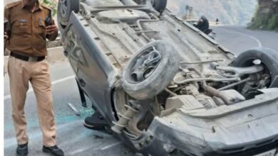 अनियंत्रित वाहन सड़क पर पलटा,पुलिस की तत्परता से बची चालक की जान