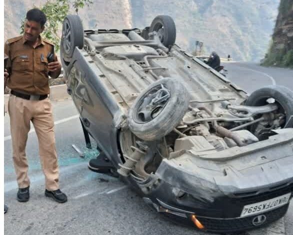 अनियंत्रित वाहन सड़क पर पलटा,पुलिस की तत्परता से बची चालक की जान अनियंत्रित वाहन सड़क पर पलटा,पुलिस की तत्परता से बची चालक की जान