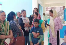 पानी की किल्लत से परेशान लोगों ने किया जल संस्थान पर प्रदर्शन