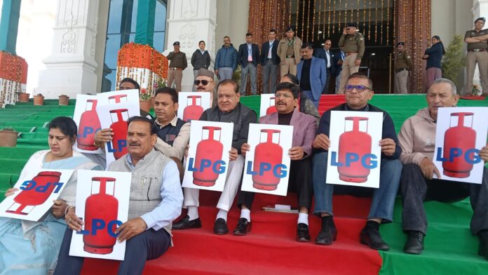 विधानसभा सत्रः सदन के बाहर एलपीजी गैस की किल्लत को लेकर प्रदर्शन विधानसभा सत्रः सदन के बाहर एलपीजी गैस की किल्लत को लेकर प्रदर्शन