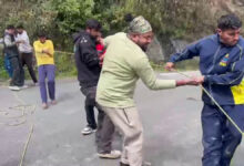 खाई में गिरी पर्यटकों की कार,दो की मौत,दो की हालत गंभीर