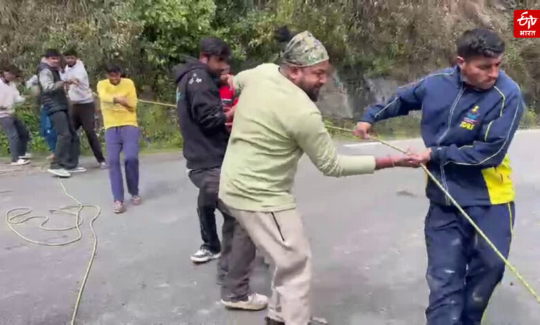 खाई में गिरी पर्यटकों की कार,दो की मौत,दो की हालत गंभीर