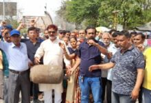 गैस की कालाबाजारी के विरोध में लघु व्यापारियों ने किया प्रदर्शन