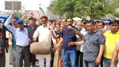 गैस की कालाबाजारी के विरोध में लघु व्यापारियों ने किया प्रदर्शन