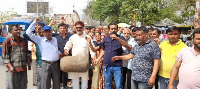 गैस की कालाबाजारी के विरोध में लघु व्यापारियों ने किया प्रदर्शन