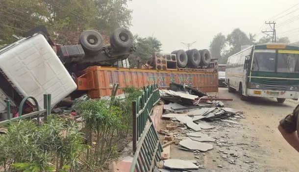मुख्य हाईवे पर पलटा मार्बल्स से भरा ट्रक,आवाजाही हुुई बाधित