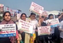 कांग्रेस नेत्रियों को केन्द्रीय मंत्री के कार्यक्रम में जाने से  रोका,पुलिस के चंगुल से छुटकर भाग रही कांग्रेस नेत्री ज्योति रौतेला घायल