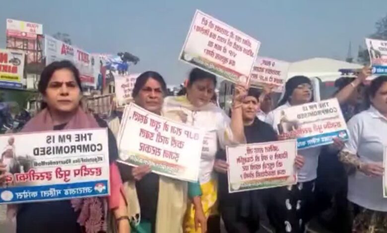 कांग्रेस नेत्रियों को केन्द्रीय मंत्री के कार्यक्रम में जाने से  रोका,पुलिस के चंगुल से छुटकर भाग रही कांग्रेस नेत्री ज्योति रौतेला घायल