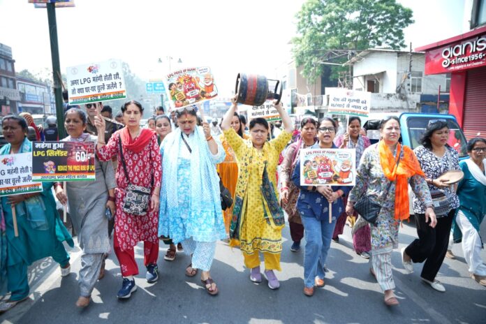 बढ़ती कीमतों का विरोध,महिला कांग्रेस ने किया प्रदर्शन