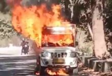 चलती पिकअप में अचानक लगी आग,चालक ने कूदकर बचाई जान