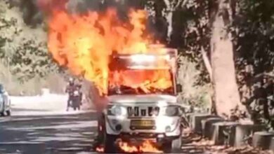 चलती पिकअप में अचानक लगी आग,चालक ने कूदकर बचाई जान