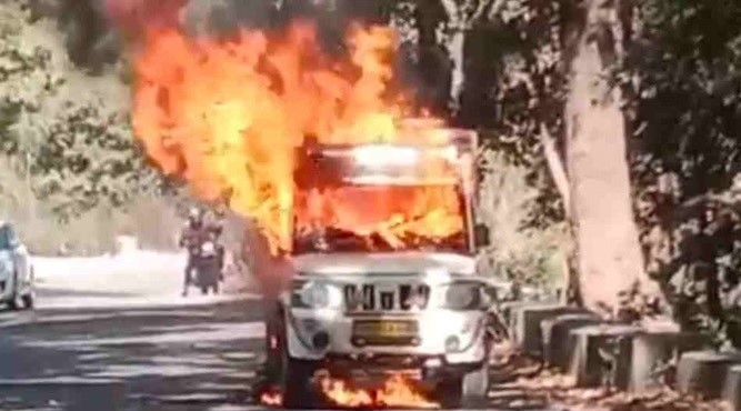 चलती पिकअप में अचानक लगी आग,चालक ने कूदकर बचाई जान