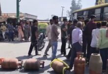 गैस सिलेंडर्स के लिए लगी लंबी लंबी लाइनें, रुद्रपुर में जाम की सड़क