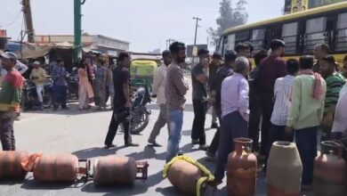 गैस सिलेंडर्स के लिए लगी लंबी लंबी लाइनें, रुद्रपुर में जाम की सड़क