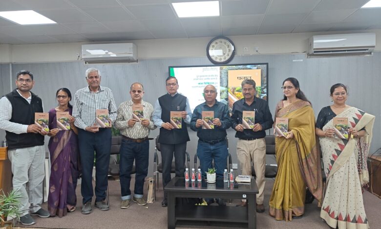 दून पुस्तकालय में गढ़वाली कहानियों के अनुवाद की पुस्तक पनाळ का लोकार्पण दून पुस्तकालय में गढ़वाली कहानियों के अनुवाद की पुस्तक पनाळ का लोकार्पण