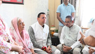 मुख्यमंत्री पुष्कर सिंह धामी ने सेवानिवृत्त ब्रिगेडियर मुकेश जोशी के निधन पर उनके जोहड़ी, देहरादून स्थित आवास पहुंचकर उन्हें श्रद्धांजलि दी