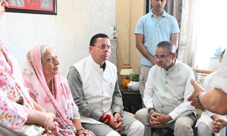 मुख्यमंत्री पुष्कर सिंह धामी ने सेवानिवृत्त ब्रिगेडियर मुकेश जोशी के निधन पर उनके जोहड़ी, देहरादून स्थित आवास पहुंचकर उन्हें श्रद्धांजलि दी