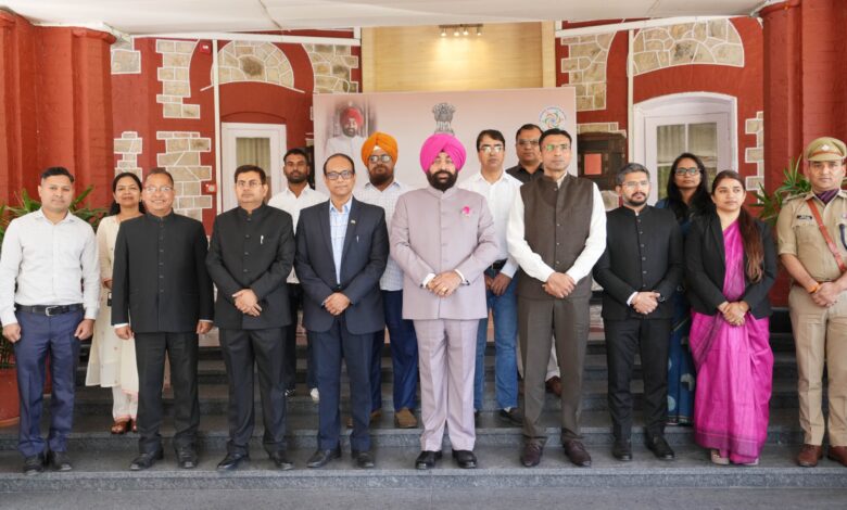 आपदा में उत्कृष्ट कार्य करने वाले कार्मिकों को राज्यपाल ने किया सम्मानित