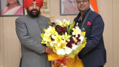 राज्यपाल लेफ्टिनेंट जनरल गुरमीत सिंह (से नि) से  लोक भवन में तुलाज इंस्टीट्यूट, के वाइस चेयरमैन रौनक जैन ने की शिष्टाचार भेंट