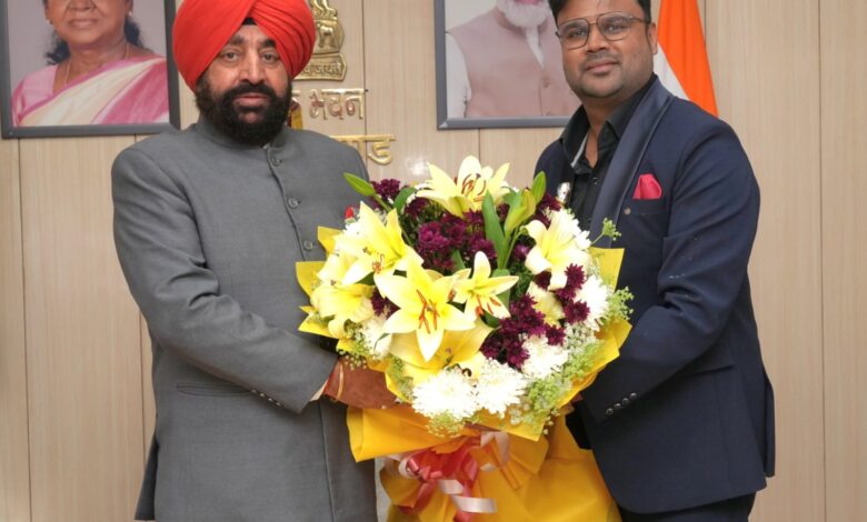 राज्यपाल लेफ्टिनेंट जनरल गुरमीत सिंह (से नि) से  लोक भवन में तुलाज इंस्टीट्यूट, के वाइस चेयरमैन रौनक जैन ने की शिष्टाचार भेंट