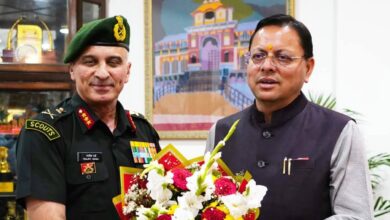 मुख्यमंत्री पुष्कर सिंह धामी से मुख्यमंत्री आवास में उप सेना प्रमुख (रणनीति) लेफ्टिनेंट जनरल राजीव घई ने शिष्टाचार भेंट की