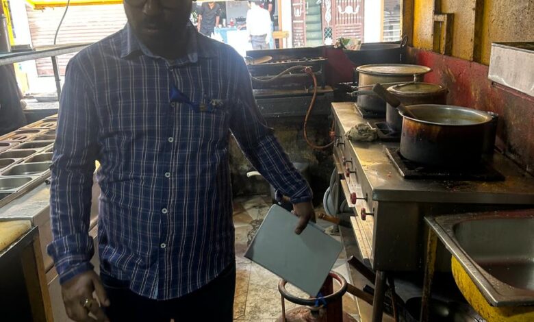 डीएम की क्यूआरटी ने नगर निगम देहरादून क्षेत्र अंतर्गत व्यावसायिक प्रतिष्ठानों से 04 घरेलू गैस सिलेंडर जब्त