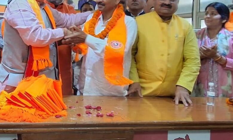 ब्लॉक प्रमुख, सभासदों और पूर्व चेयरमैन सैकड़ो समर्थकों संग हुए भाजपाई! ब्लॉक प्रमुख, सभासदों और पूर्व चेयरमैन सैकड़ो समर्थकों संग हुए भाजपाई!