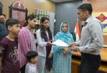 1 बेटी खो चुकी, 1 नन्ही नातिन व 3 अविवाहित बेटियों की असहाय विधवा माता क्षमा का डीएम ने करवाया बैंक ऋण माफ, बैंक से दिलाई नो ड्यूज एनओसी 1 बेटी खो चुकी, 1 नन्ही नातिन व 3 अविवाहित बेटियों की असहाय विधवा माता क्षमा का डीएम ने करवाया बैंक ऋण माफ, बैंक से दिलाई नो ड्यूज एनओसी