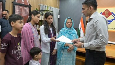 1 बेटी खो चुकी, 1 नन्ही नातिन व 3 अविवाहित बेटियों की असहाय विधवा माता क्षमा का डीएम ने करवाया बैंक ऋण माफ, बैंक से दिलाई नो ड्यूज एनओसी