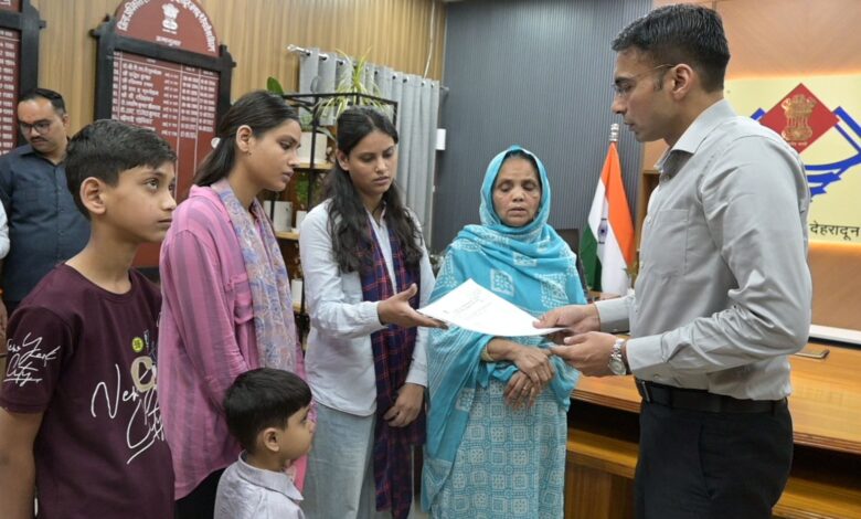 1 बेटी खो चुकी, 1 नन्ही नातिन व 3 अविवाहित बेटियों की असहाय विधवा माता क्षमा का डीएम ने करवाया बैंक ऋण माफ, बैंक से दिलाई नो ड्यूज एनओसी